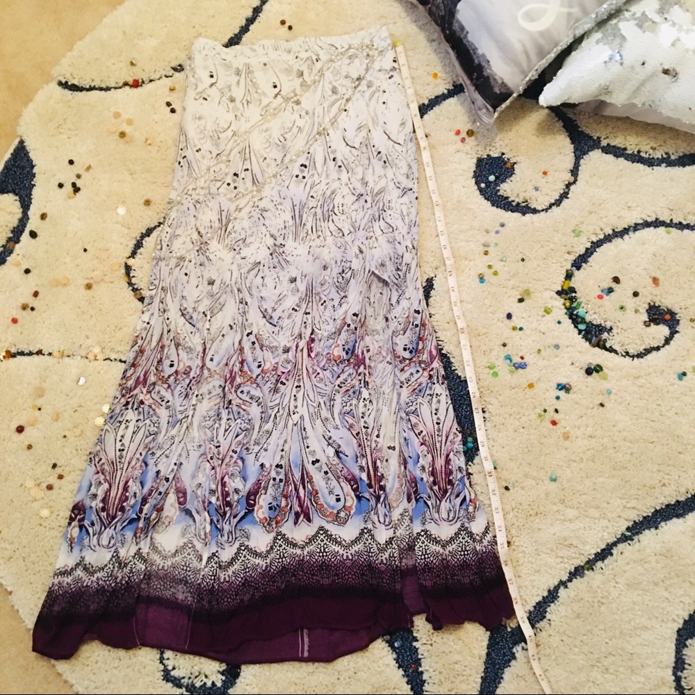 👗White House black market, white and purple skirt